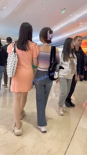 【KFC】长裙靓女和闺蜜逛街·肉色丝袜有点厚·微透一点白内 【1V】【309M】 6