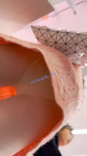 【KFC】长裙靓女和闺蜜逛街·肉色丝袜有点厚·微透一点白内 【1V】【309M】 7