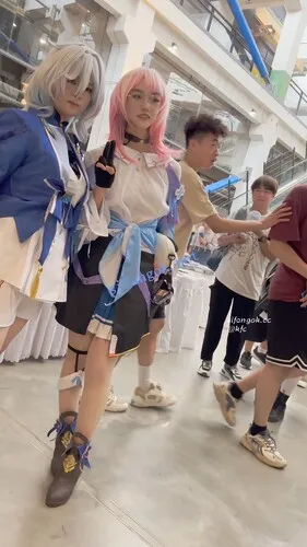 【KFC】学生妹COSER逛街·翘起屁股给你看肉丝白色半透内内【1V】【557M】 2