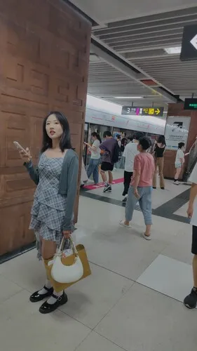 熊猫CD-XM356灰色连衣裙小姐姐坐地铁，白色内内【1V】【1.33G】 3