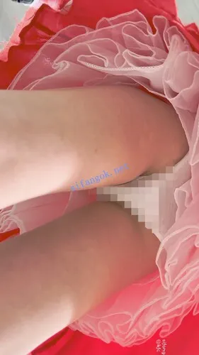 【KFC】学生妹打扮精致逛展·红色抹胸长裙·一次性内内贴着CD【1V】【725M】 10