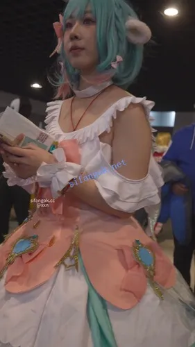 【xxn-351】可爱cos小姐姐逛街..弯腰撅屁股拍照被CD花纹纸内【1V】【524M】 1