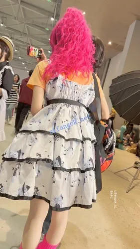 【KFC】长裙COSER学生妹逛展·一直蹲下合影·翘屁股露出粉色内【1V】【303M】 9 【KFC】长裙COSER学生妹逛展·一直蹲下合影·翘屁股露出粉色内【1V】【303M】 9