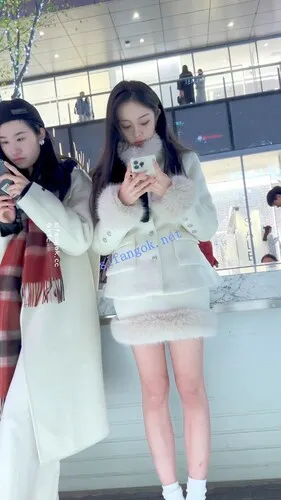 【KFC】极品美女雪天光腿·被摄影师各种拍·白色内微透黑森林【1V】【618M】 6