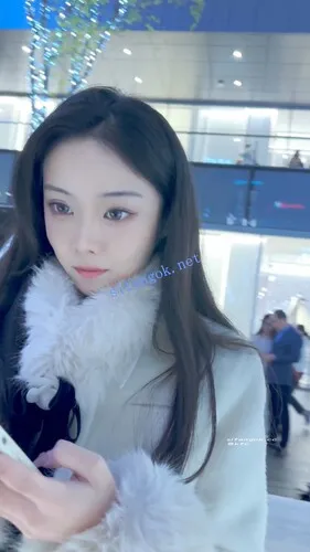 【KFC】极品美女雪天光腿·被摄影师各种拍·白色内微透黑森林【1V】【618M】 7