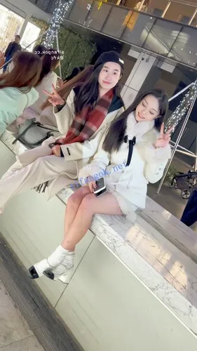 【KFC】极品美女雪天光腿·被摄影师各种拍·白色内微透黑森林【1V】【618M】 8