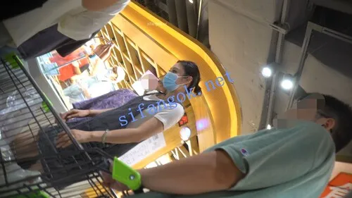 （空城原创）超短牛仔裙美女逛超市，干净天蓝N包裹肉臀【1V】【456M】 1