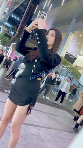 【KFC】骚货和帅男友逛街·为了美裙子太短露出屁股·黑色骚丁【1V】【524M】 7 【KFC】骚货和帅男友逛街·为了美裙子太短露出屁股·黑色骚丁【1V】【524M】 7