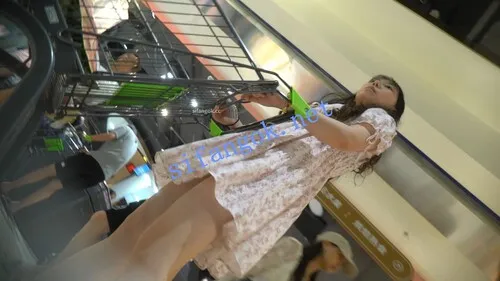 【永久专享】（空城原创）花裙小姐姐独自逛超市，微透淡黄N包裹肉臀【1V】【644M】