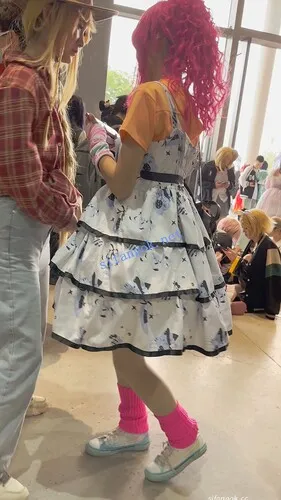 【KFC】长裙COSER学生妹逛展·一直蹲下合影·翘屁股露出粉色内【1V】【303M】 5 【KFC】长裙COSER学生妹逛展·一直蹲下合影·翘屁股露出粉色内【1V】【303M】 5