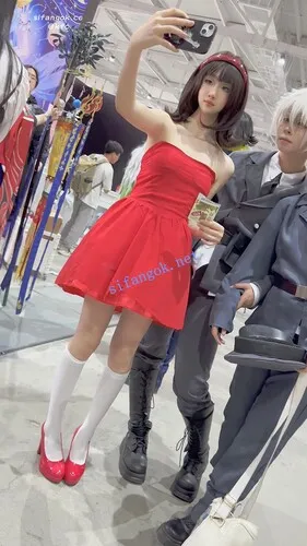 【KFC】学生妹打扮精致逛展·红色抹胸长裙·一次性内内贴着CD【1V】【725M】 3