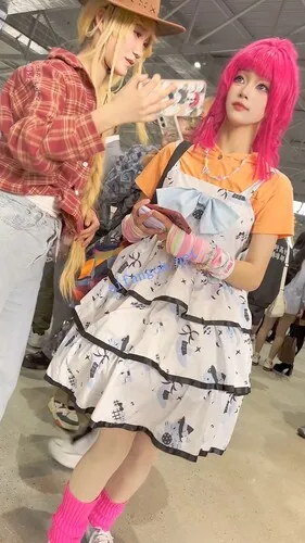 【KFC】长裙COSER学生妹逛展·一直蹲下合影·翘屁股露出粉色内【1V】【303M】 7 【KFC】长裙COSER学生妹逛展·一直蹲下合影·翘屁股露出粉色内【1V】【303M】 7