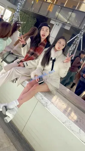 【KFC】极品美女雪天光腿·被摄影师各种拍·白色内微透黑森林【1V】【618M】 11