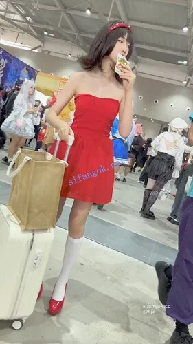 【KFC】学生妹打扮精致逛展·红色抹胸长裙·一次性内内贴着CD【1V】【725M】 5