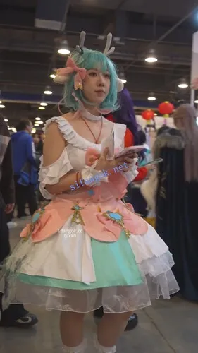 【xxn-351】可爱cos小姐姐逛街..弯腰撅屁股拍照被CD花纹纸内【1V】【524M】 3