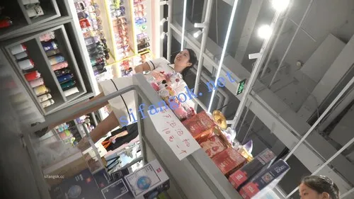 (空城原创)白裙小少妇带孩子逛商场,微透无痕N包裹肥臀【1V】【490M】 4 (空城原创)白裙小少妇带孩子逛商场,微透无痕N包裹肥臀【1V】【490M】 4