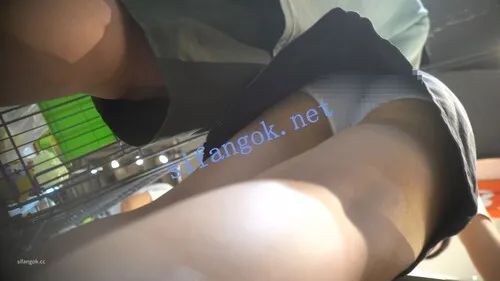 （空城原创）超短牛仔裙美女逛超市，干净天蓝N包裹肉臀【1V】【456M】 5