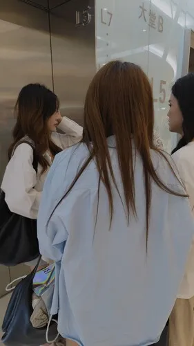 熊猫CD-XM370几个美女一起出来吃饭逛街,抄底两个穿裙子美女【1V】【1.32G】 7 熊猫CD-XM370几个美女一起出来吃饭逛街,抄底两个穿裙子美女【1V】【1.32G】 7