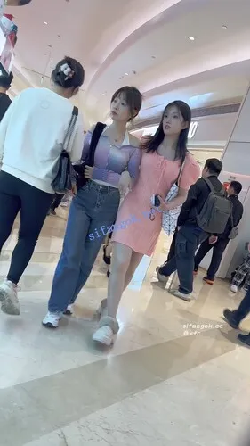 【KFC】长裙靓女和闺蜜逛街·肉色丝袜有点厚·微透一点白内 【1V】【309M】 4