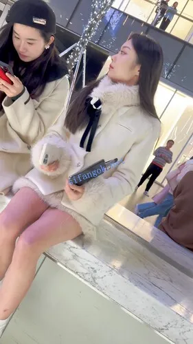 【KFC】极品美女雪天光腿·被摄影师各种拍·白色内微透黑森林【1V】【618M】 14