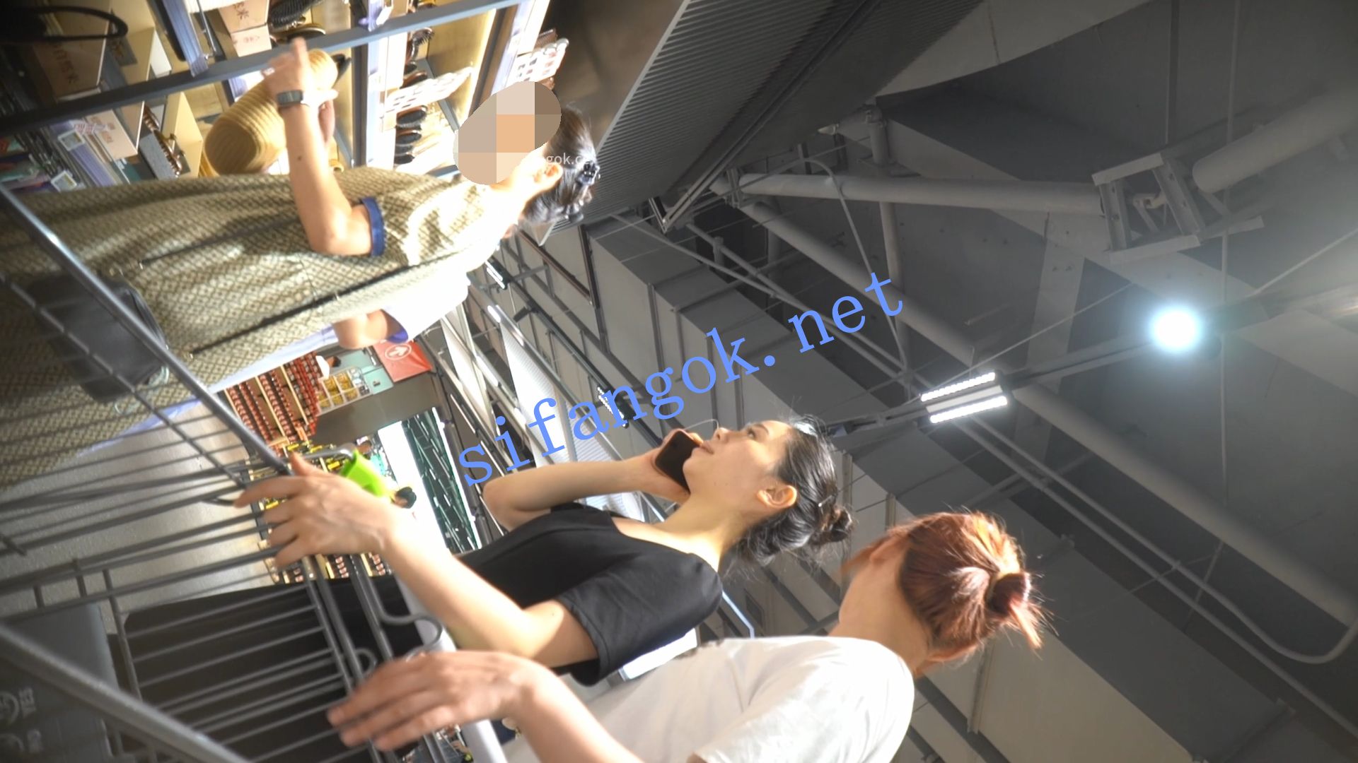 （空城原创）黑裙少妇和家人逛超市，微透白N包裹肉臀【1V】【278M】