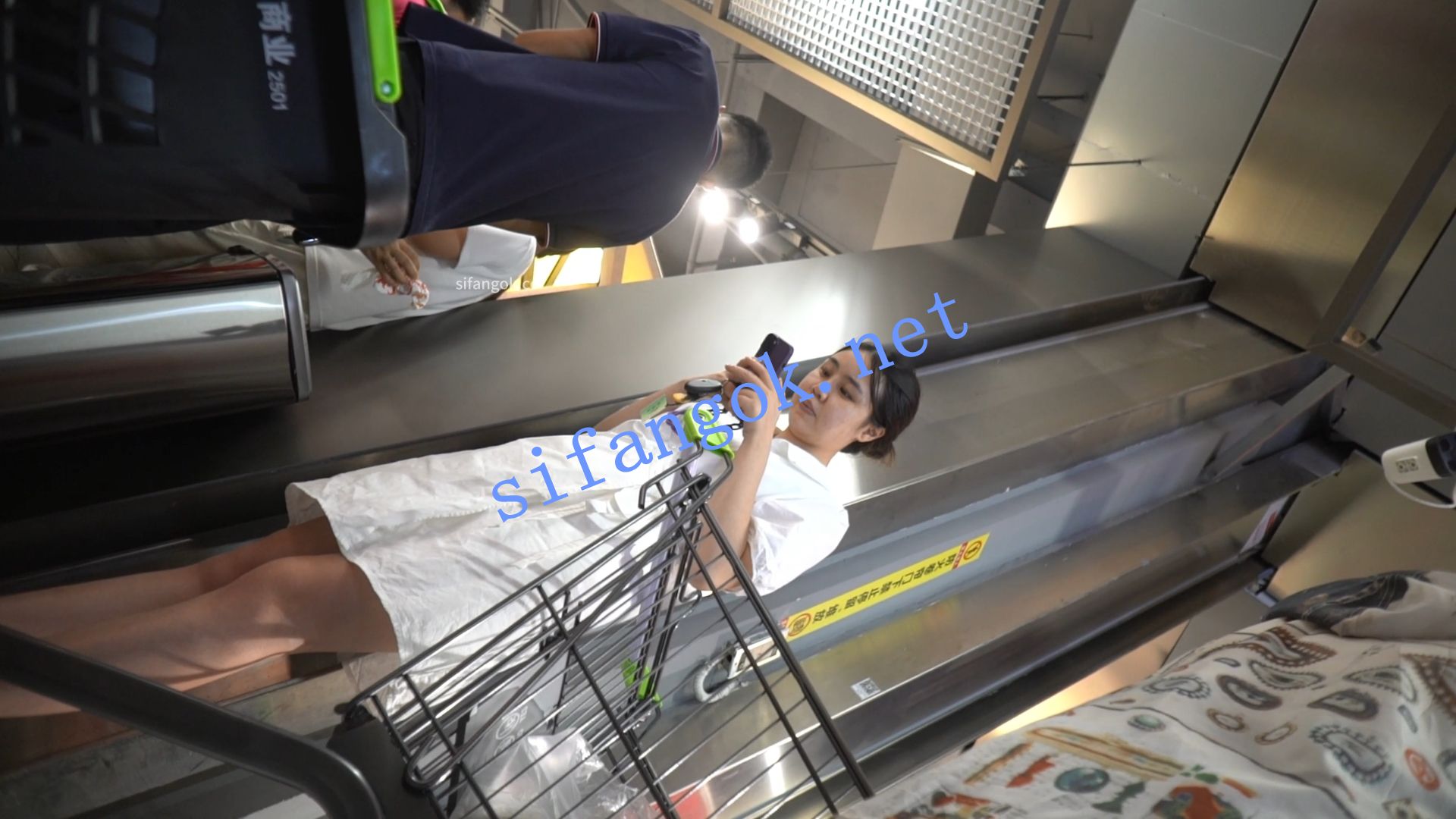 （空城原创）白裙小少妇逛超市，黄边白N包裹肥臀【1V】【668M】