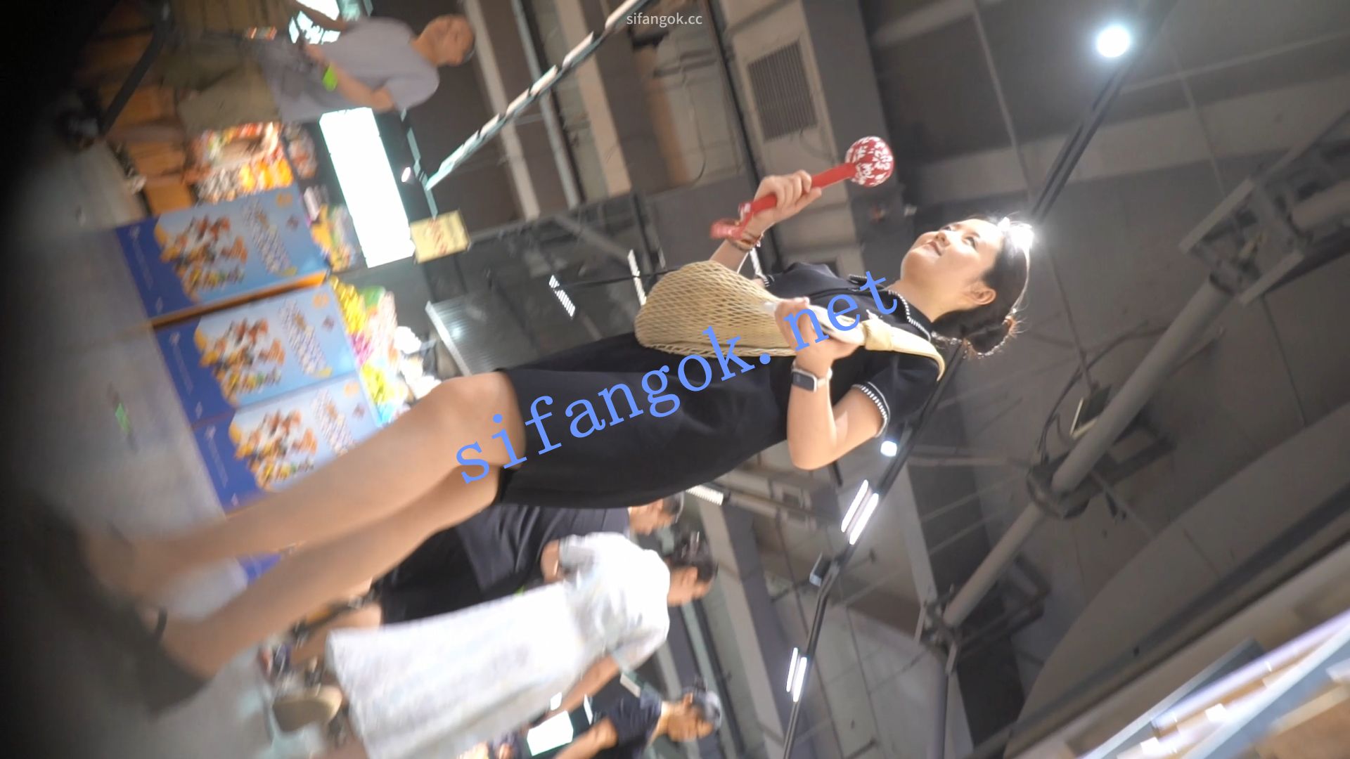 （空城原创）娃娃脸黑裙美少妇逛超市，黑窄N夹进臀缝【1V】【389M】