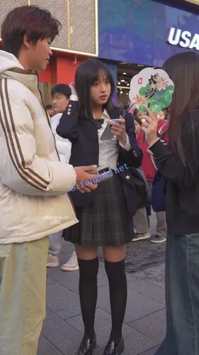 (BC-SSS-106)制服jk冬天过膝袜裸腿逛街..窄内夹进屁股缝上楼梯【1V】【1.21G】