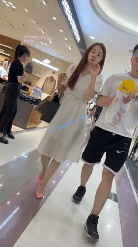 【KFC】⭐年轻少妇和男友逛街吃小吃·长裙肉色丝袜·豹纹窄内够骚【1V】【937M】