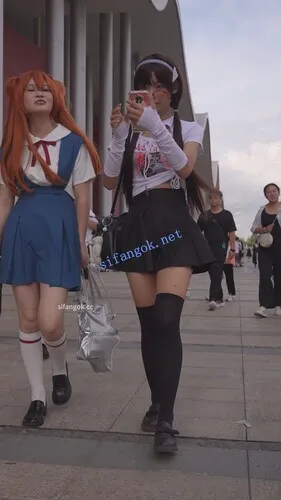 【永久专享】【xxn-337】超短百褶裙双马尾小姐姐..跟拍花纹内坐下走光【1V】【741M】