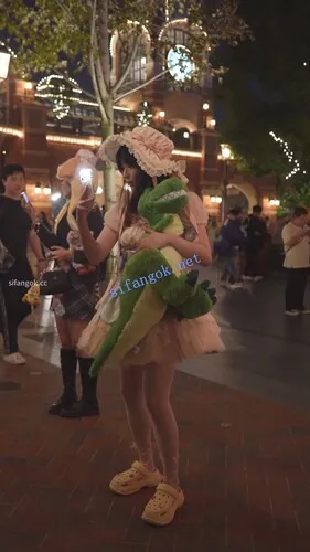 【永久专享】(BC-AA-614)公主裙白丝萌妹..镜头前弯腰拍照蕾丝内贴镜头【1V】【434M】