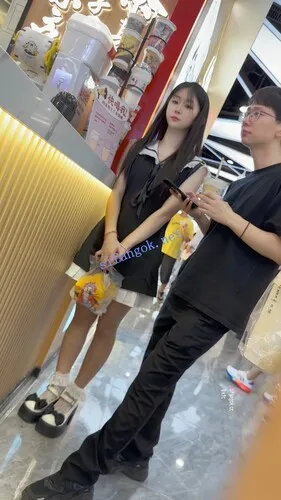 【永久专享】【KFC】短裙甜妹和男友甜蜜逛街·粉色内内前后低角度超清CD【1V】【1.93G】