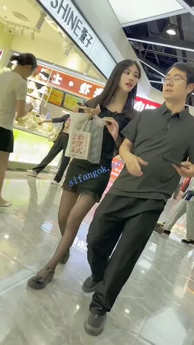 【永久专享】【KFC】靓女跟金主爸爸逛街·黑丝超薄短裙·透出粉红色内巨骚【1V】【826M】