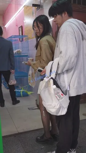 【永久专享】(BC-AA-619)百褶裙小姐姐超薄黑丝逛街..弯腰被抄底灰色无痕内【1V】【326M】