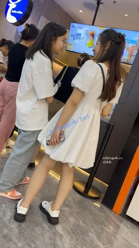 【永久专享】【KFC】长裙眼镜学生妹和闺蜜逛街·淡蓝色内内前后CD【1V】【720M】