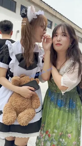 【永久专享】【KFC】双马尾女仆装学生妹和妈妈逛街·过膝黑丝白内前后CD【1V】【1.08G】