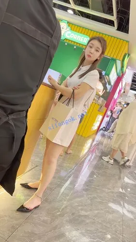 【永久专享】【KFC】少妇逛街发现被拍一直盯着相机·内裤被翘臀夹一半【1V】【621M】