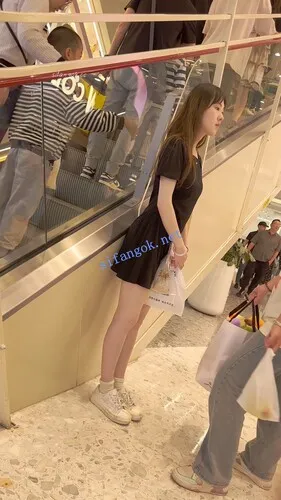 【永久专享】【KFC】长裙学生妹和舍友逛街·肉色窄内前后CD【1V】【292M】