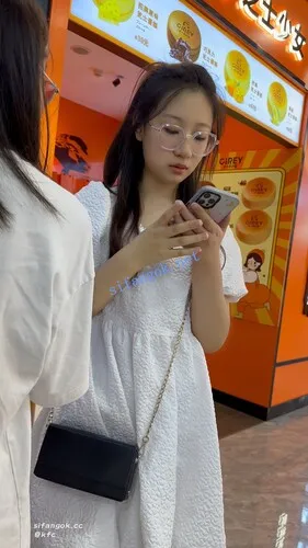 【永久专享】【KFC】长裙眼镜学生妹和闺蜜逛街·淡蓝色内内前后CD【1V】【720M】