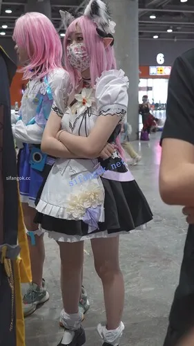 【永久专享】【xxn-336】两次CD粉发女仆小姐姐..第二天换了内裤继续被拍【1V】【733M】