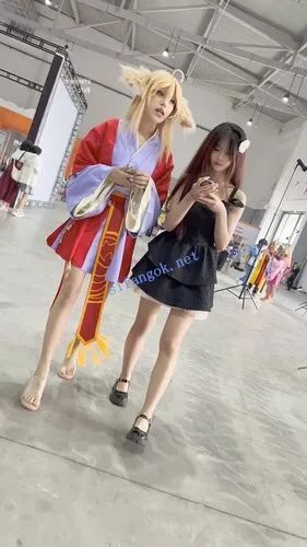 【永久专享】【KFC】精神小妹和闺蜜逛街·短裙淡灰色内内前后CD【1V】【374M】