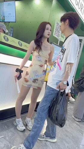 【永久专享】【KFC】极品靓女和男友撒娇·吊带包臀裙·白内穿在肉丝外够骚【1V】【536M】