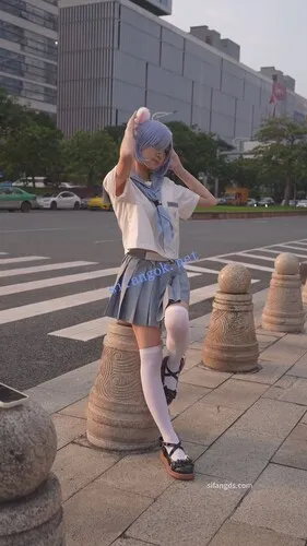 【永久专享】【xxn-344】制服jk蕾姆小姐姐..多次镜头前弯腰透心凉CD【1V】【700M】