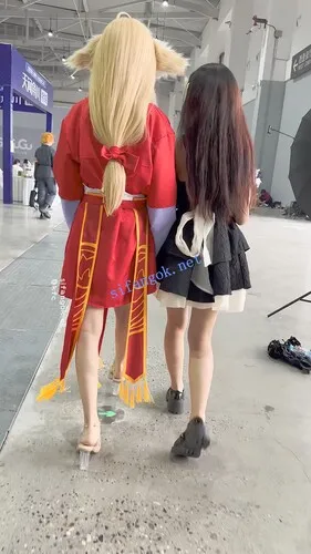 【永久专享】【KFC】精神小妹和闺蜜逛街·短裙淡灰色内内前后CD【1V】【374M】