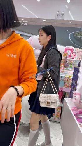 【永久专享】【KFC】JK制服学生妹逛街·化了浓妆却闷闷不乐·白内前后CD【1V】【238M】