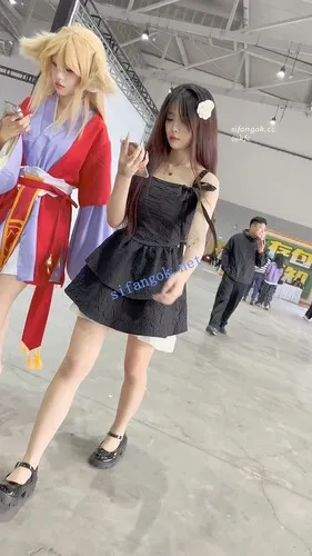 【永久专享】【KFC】精神小妹和闺蜜逛街·短裙淡灰色内内前后CD【1V】【374M】