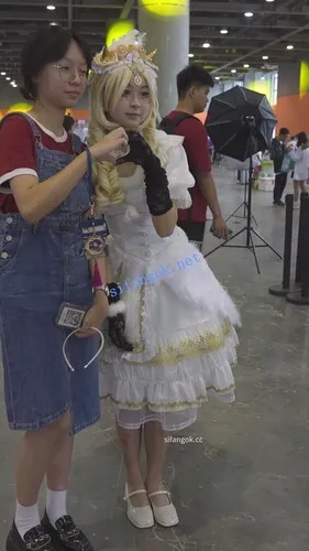 【永久专享】【xxn-343】金发cos小姐姐逛街..可爱卡通内前后CD勒出13缝【1V】【525M】