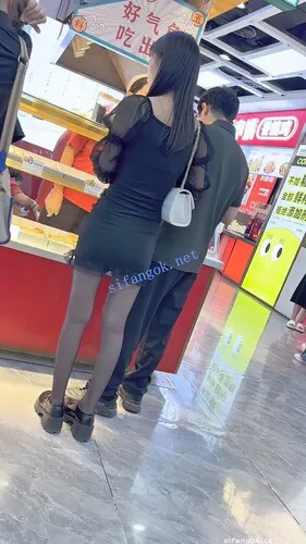 【永久专享】【KFC】靓女跟金主爸爸逛街·黑丝超薄短裙·透出粉红色内巨骚【1V】【826M】