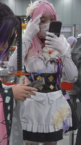 【永久专享】【xxn-336】两次CD粉发女仆小姐姐..第二天换了内裤继续被拍【1V】【733M】