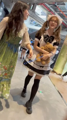 【永久专享】【KFC】双马尾女仆装学生妹和妈妈逛街·过膝黑丝白内前后CD【1V】【1.08G】